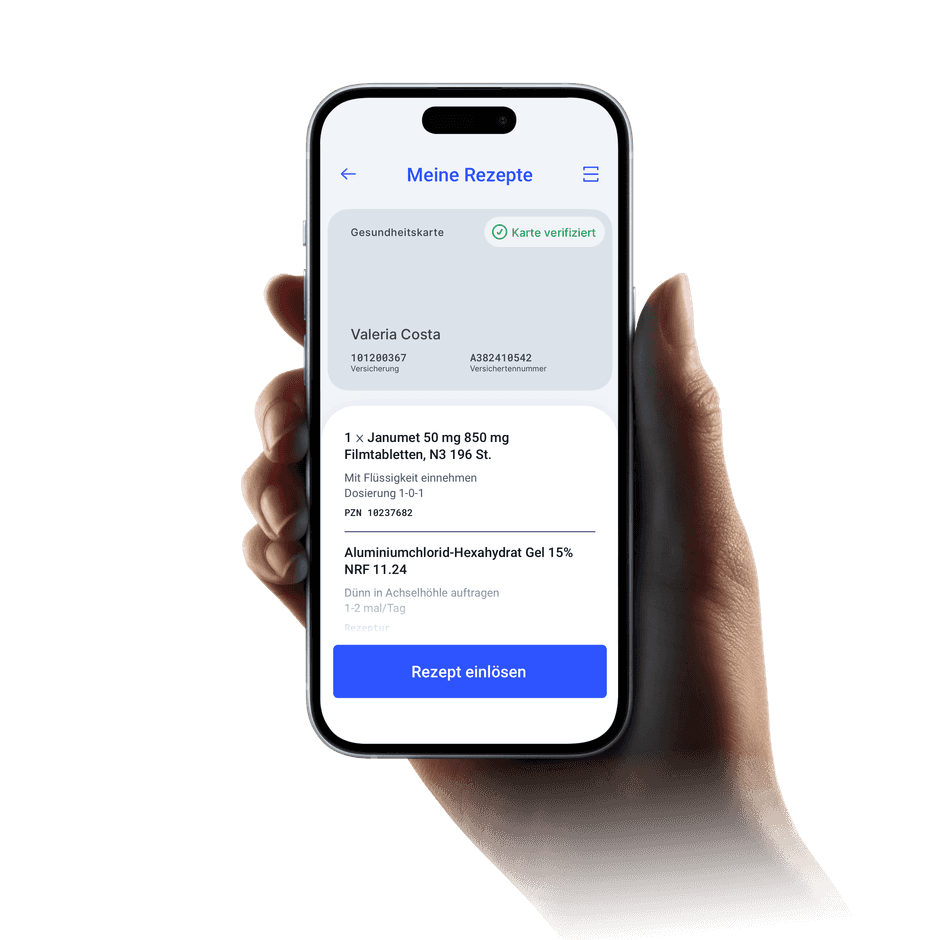 E-Rezept-App auf einem Smartphone, das von einer Hand gehalten wird
